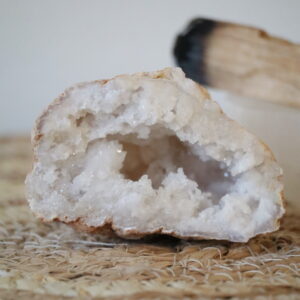 Marokkaanse Bergkristal geode met zachte kristalgrot en fijn glinsterende punten.