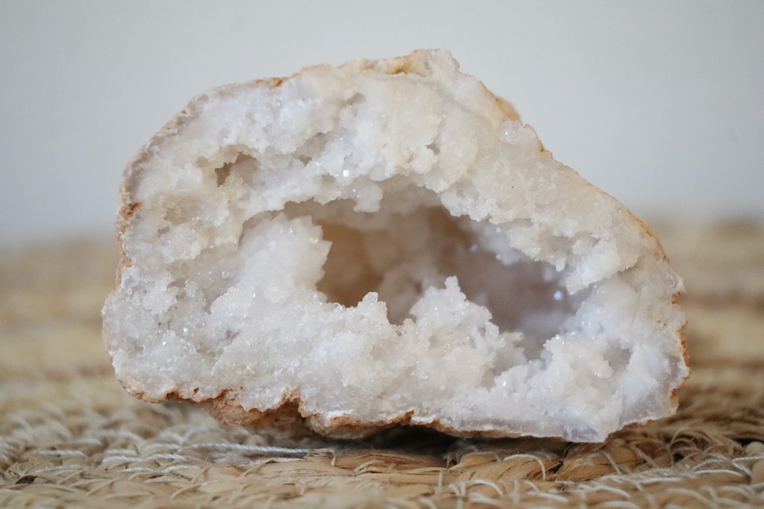 Marokkaanse Bergkristal geode met zachte kristalgrot en fijn glinsterende punten.