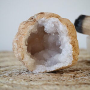 Marokkaanse Bergkristal geode met grotere kristalpunten, open grot en warme beige buitenkant.