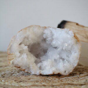 Marokkaanse kwarts geode van 224 gram met witte kristallen en open structuur.