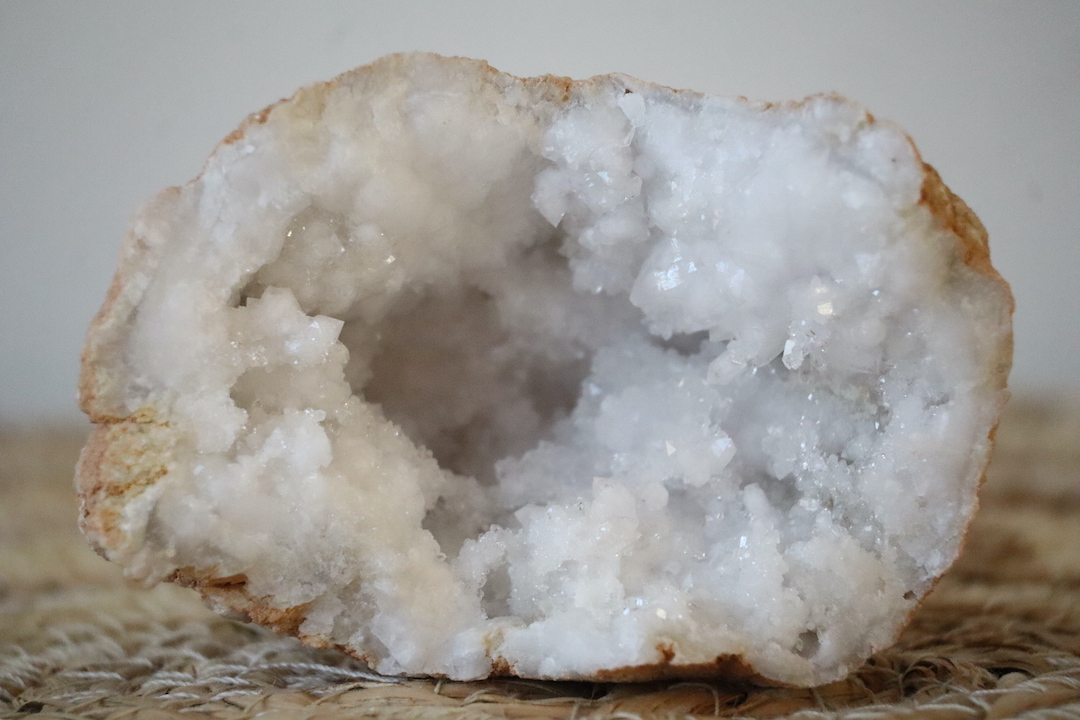 Close-up van de geode met sprankelende kristallen en zachte diepte.