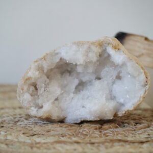 Marokkaanse kwarts geode van 194 gram met witte kristallen op een natuurlijke ondergrond.