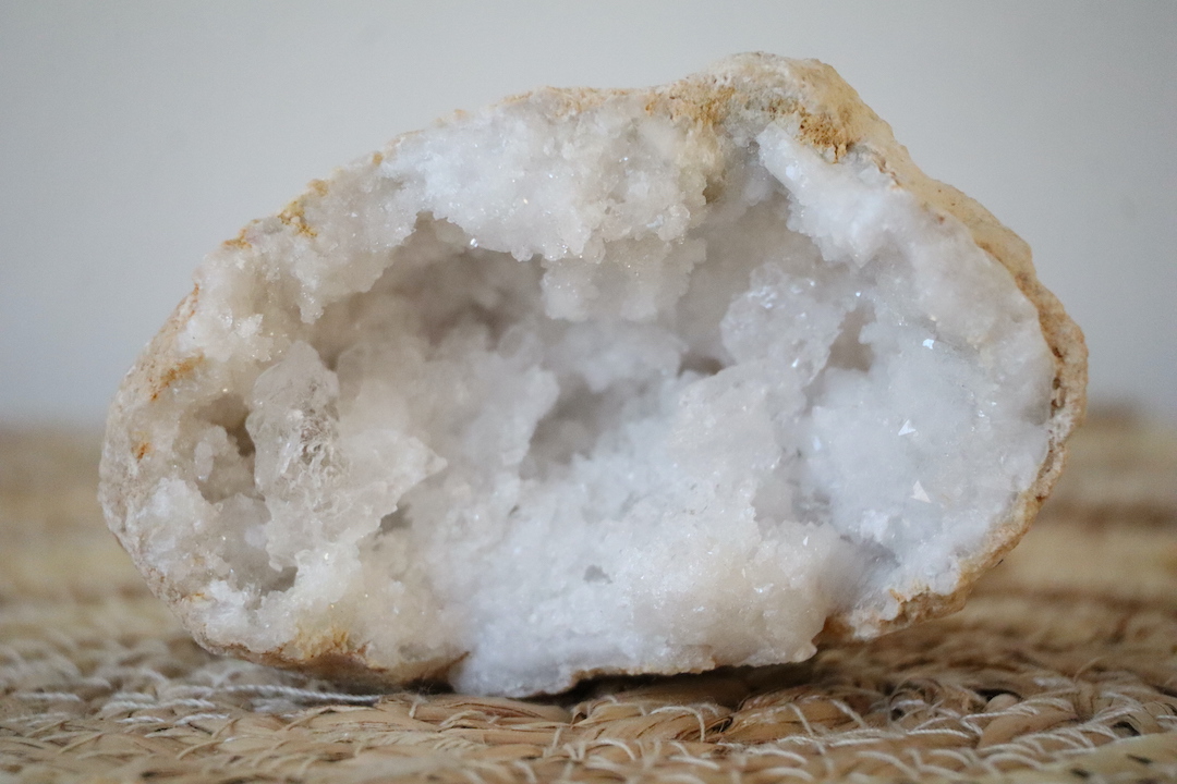 Close-up van de witte kwarts geode met fonkelende kristallen.