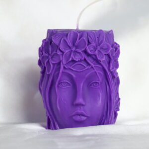 Lila Bloemenvrouw Kaars van soja- en lijnzaadwas met gedetailleerde bloemenkroon.