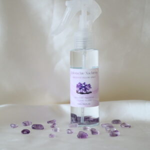 Amethist pillow spray met lavendel, kamille en ylang ylang in transparante sprayfles
