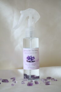 Amethist pillow spray met lavendel, kamille en ylang ylang in transparante sprayfles