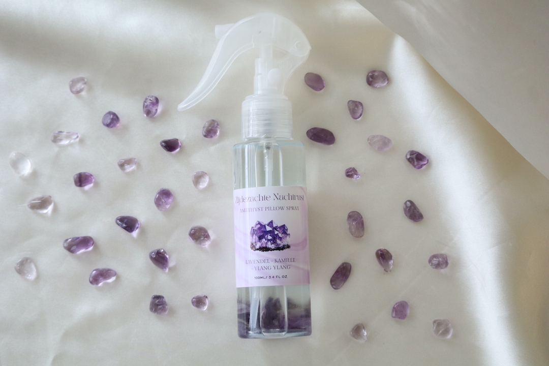 Amethist pillow spray met lavendel, kamille en ylang ylang in transparante sprayfles