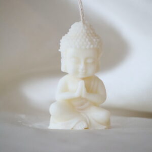 Ivoorkleurige Boeddha Kaars van soja- en lijnzaadwas, in namasté-houding.