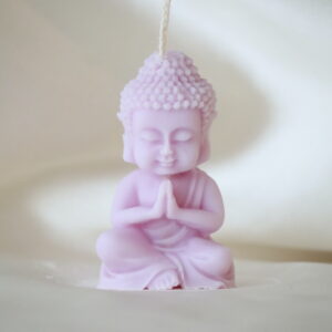 Lichtpaarse Boeddha kaars van soja- en lijnzaadwas in meditatiehouding.