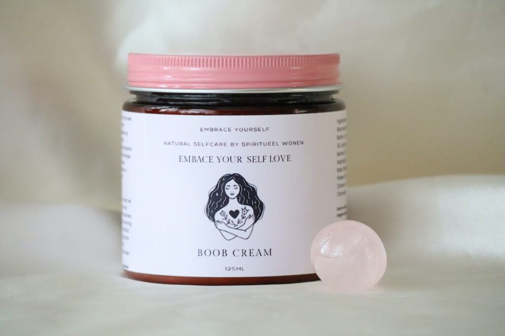 Boob Cream Embrace Your Self Love in glazen pot met roze deksel en rozenkwarts steen