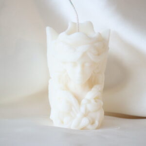 Fantasy Elf Kaars van ivoorkleurige soja- en lijnzaadwas, zijaanzicht met gedetailleerde elfen vleugels.