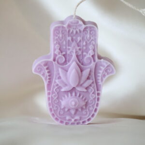 Lila Hamsa Hand Kaars van soja- en lijnzaadwas met lotus en beschermend oog in reliëf.