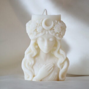 Ivoorkleurige Maan Godin Kaars van soja- en lijnzaadwas met bloemenkroon en halvemaan.