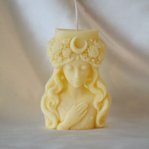 Lichtgele Maan Godin kaars van soja- en lijnzaadwas met maansymbool en bloemenkroon