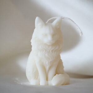 Ivoorkleurige Maine Coon Kat Kaars van soja- en lijnzaadwas met gedetailleerde vachtstructuur.