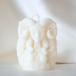Ivoorkleurige Ram-Elf Kaars van soja- en lijnzaadwas met gedetailleerde vleugels en ramshoorns.