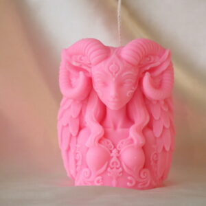 Roze Ram Godin kaars van soja- en lijnzaadwas met gedetailleerd godinnenbeeld en ramshoorns