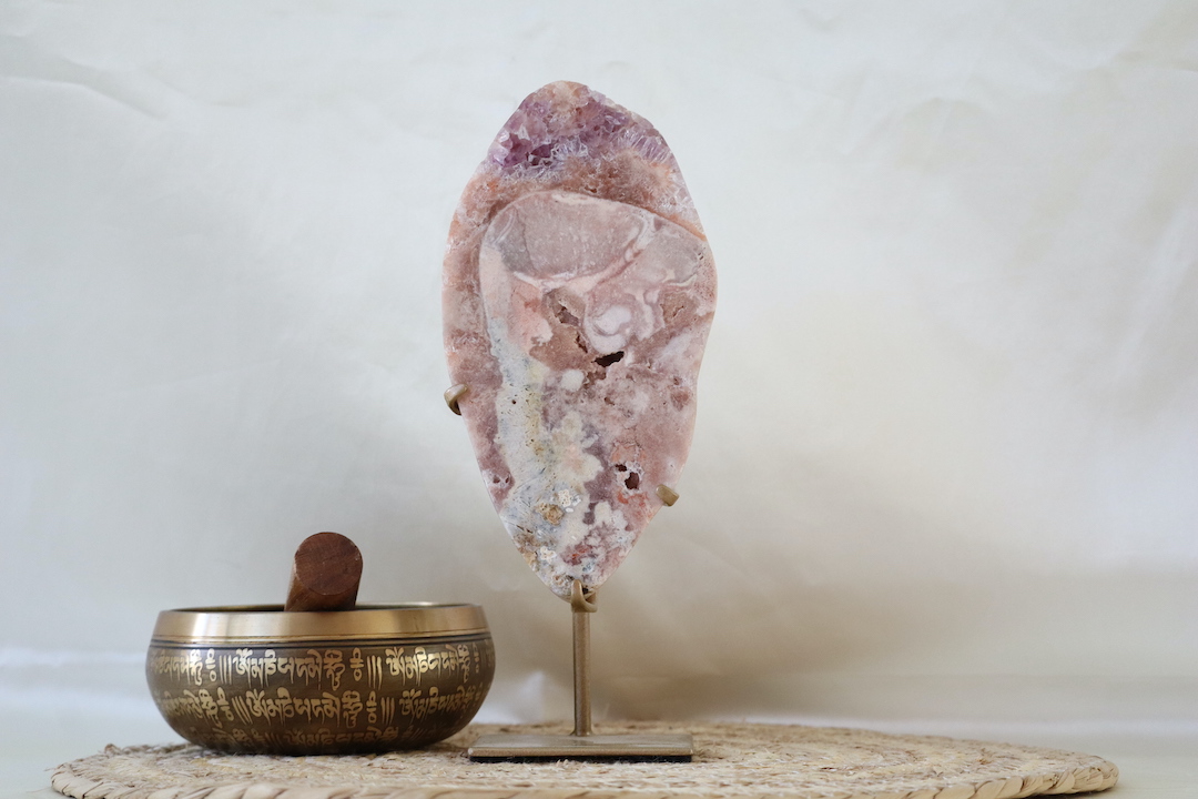 A-kwaliteit Roze Amethist op standaard met zichtbare amethistkristallen