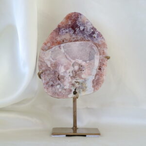 A-kwaliteit Roze Amethist op standaard met zichtbare amethistkristallen