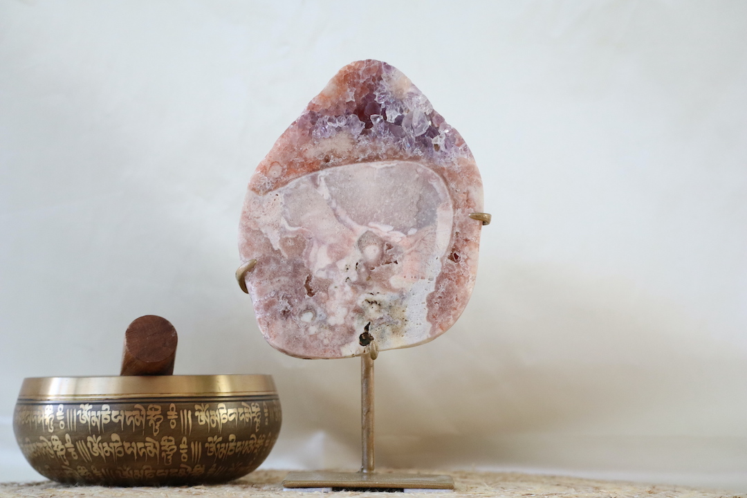 A-kwaliteit Roze Amethist op standaard met zichtbare amethistkristallen