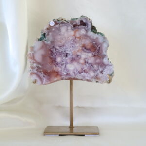 AA-kwaliteit Roze Amethist op standaard met intense roze en lila patronen