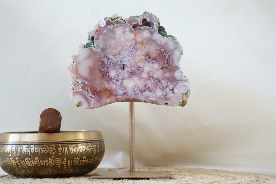 AA-kwaliteit Roze Amethist op standaard met intense roze en lila patronen