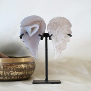 Druzy agaat engelenvleugels op standaard met zachte kristalstructuur en lichte tinten, natuurstuk van 467 gram.