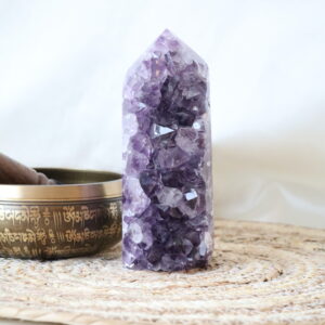 Amethist Cluster Toren met donkerpaarse kristalpunten en natuurlijke clusterstructuur, hoogwaardig kristal van 771 gram.