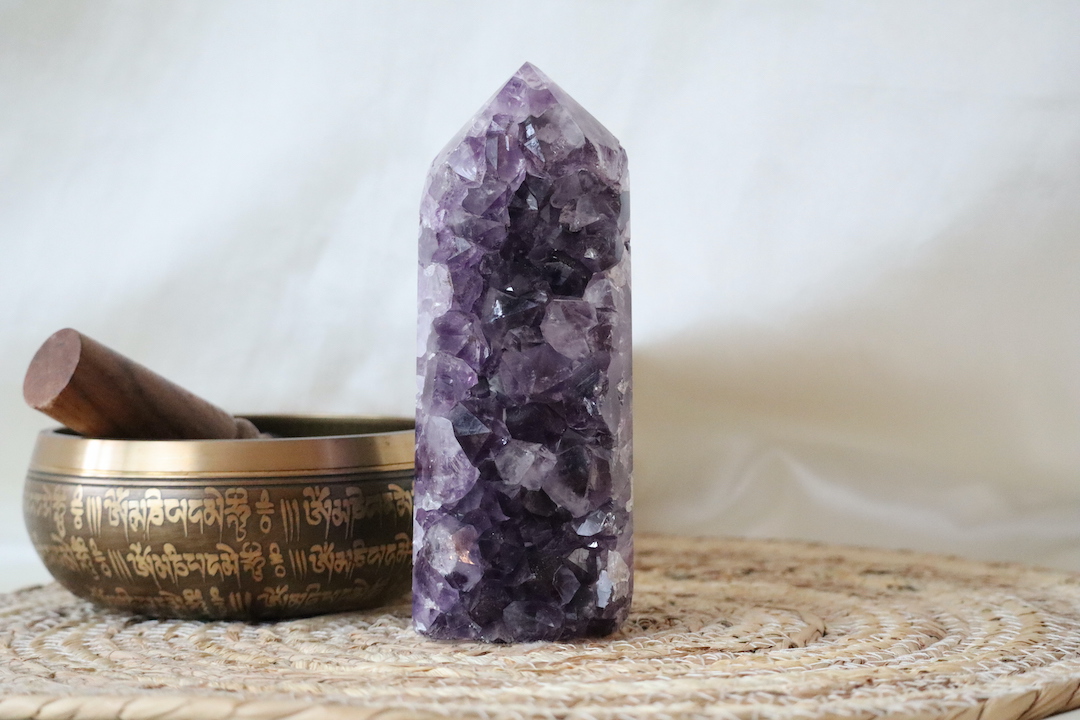 Amethist Cluster Toren met donkerpaarse kristalpunten en natuurlijke clusterstructuur, hoogwaardig kristal van 771 gram.