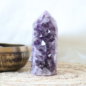 Amethist Cluster Toren met grote paarse kristalpunten, goethietinsluitsels en gepolijste agaatzijde, 588 gram.