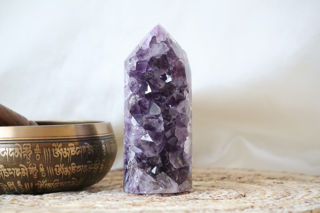 Amethist Cluster Toren met grote paarse kristalpunten, goethietinsluitsels en gepolijste agaatzijde, 588 gram.