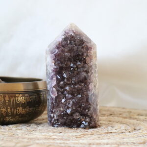 Amethist Cluster Toren met goethiet en roodpaarse tinten, Super Seven kristal met goudkleurige accenten en ruwe achterkant, 661 gram.