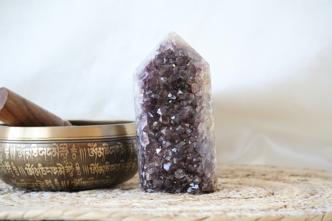 Amethist Cluster Toren met goethiet en roodpaarse tinten, Super Seven kristal met goudkleurige accenten en ruwe achterkant, 661 gram.