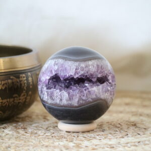 Amethist Agaat geode bol A-kwaliteit in pacman-vorm met open kristalhart en paarse Amethistkristallen, 6 cm.