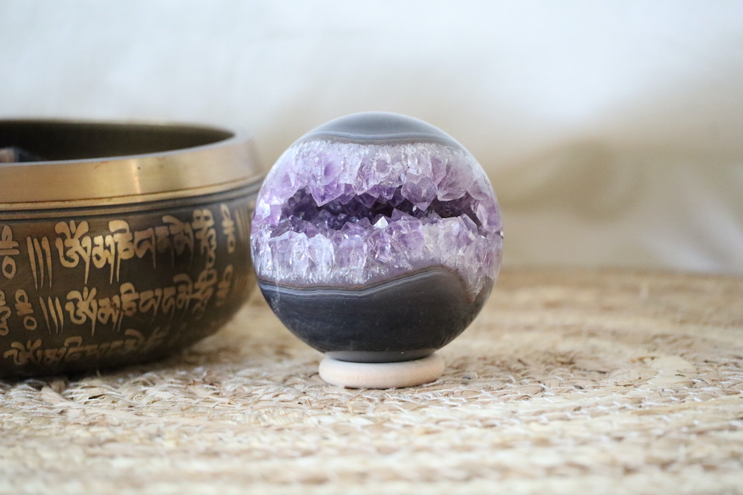 Amethist Agaat geode bol A-kwaliteit in pacman-vorm met open kristalhart en paarse Amethistkristallen, 6 cm.