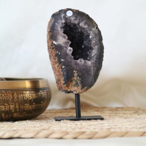 Amethist geode op standaard met open kristalhart en ruwe buitenzijde, natuurlijk kristalobject van 435 gram.