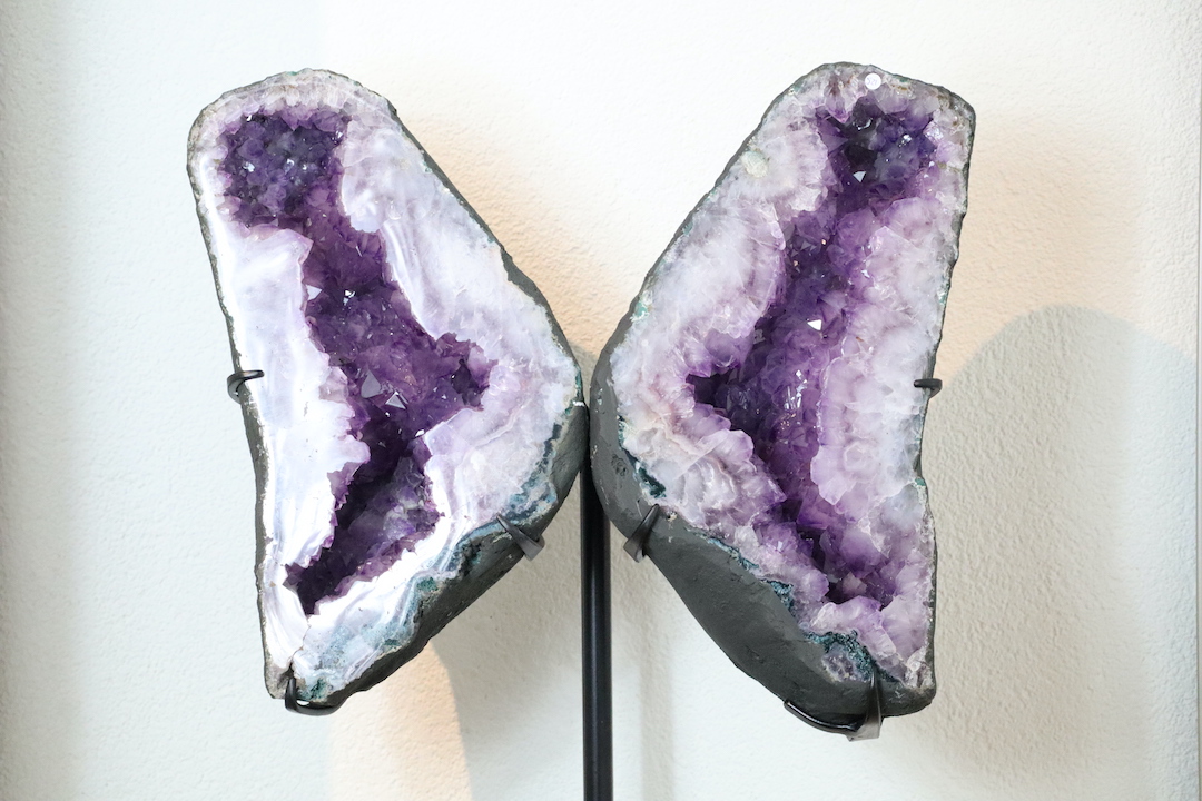 Grote Amethist vlinder op standaard met diepe paarse kristallen en symmetrische vleugels, natuurlijk gevormd en uniek, gewicht 15,840 kg.