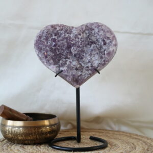 Amethist hart op standaard met witte kristalafzetting en gepolijste agaatrand, dromerig natuurstuk van 1,240 kg.
