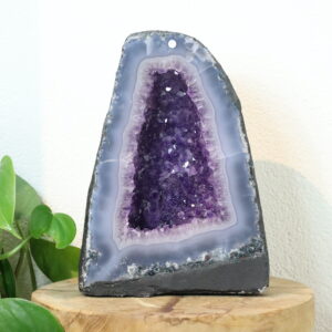 Amethist Agaat Geode A-kwaliteit met diepe paarse kristallen en natuurlijke agaatlagen, vrijstaand natuurstuk van 8,780 kg.