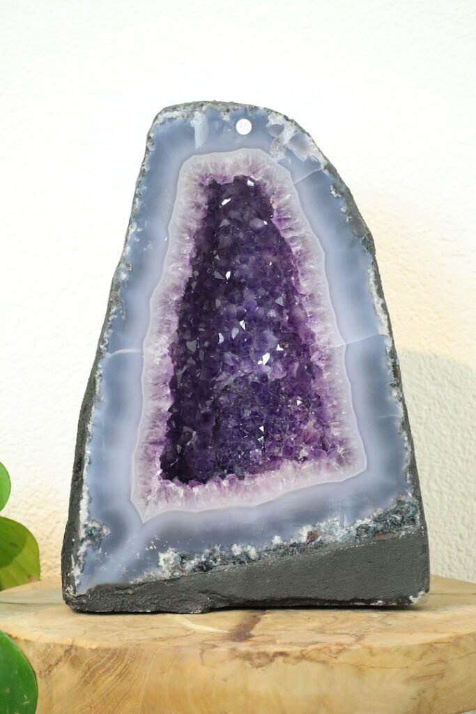 Amethist Agaat Geode A-kwaliteit met diepe paarse kristallen en natuurlijke agaatlagen, vrijstaand natuurstuk van 8,780 kg.