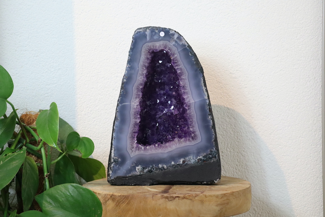 Amethist Agaat Geode A-kwaliteit met diepe paarse kristallen en natuurlijke agaatlagen, vrijstaand natuurstuk van 8,780 kg.
