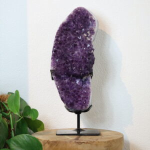 Grote Amethist op standaard A-kwaliteit met donkere paarse kristalpunten, calcietinsluitingen en een natuurlijke Amethist rozet, gewicht 7,240 kg.