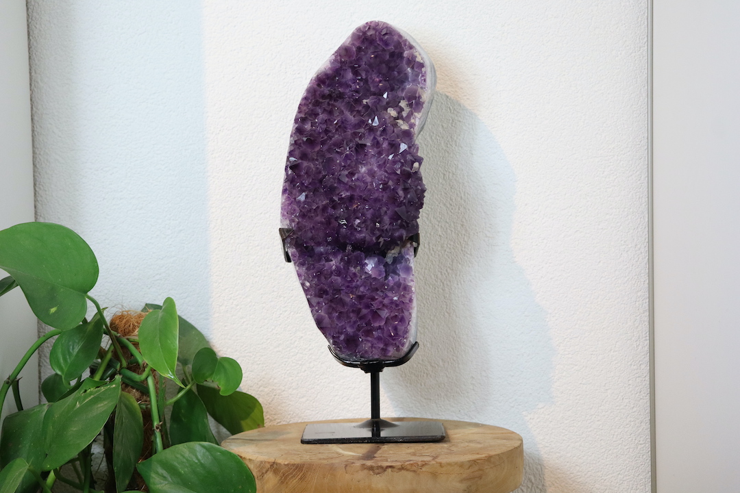 Grote Amethist op standaard A-kwaliteit met donkere paarse kristalpunten, calcietinsluitingen en een natuurlijke Amethist rozet, gewicht 7,240 kg.