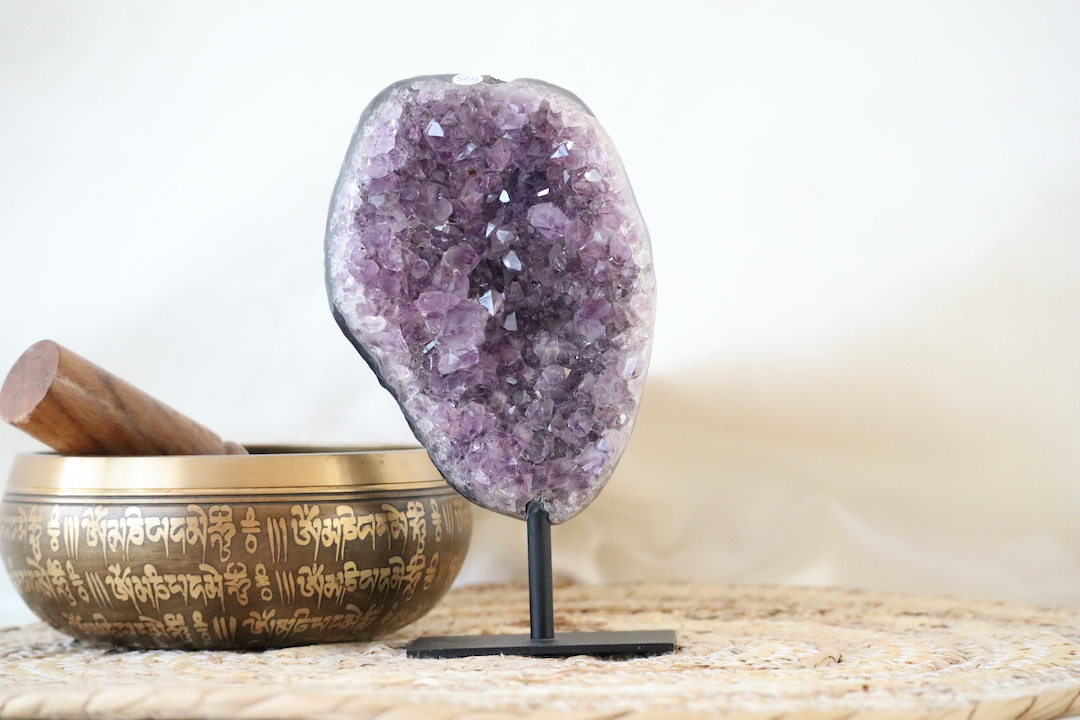 Amethist op standaard met zachte paarse kristallen en gepolijste zijkant, verfijnd natuurstuk van 378 gram.