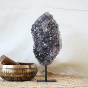 Bijzondere Amethist op standaard met diagonaal gegroeide kristalpunten, blauw-paarse tint door chloriet en zwarte hollandietinsluitsels, 782 gram.