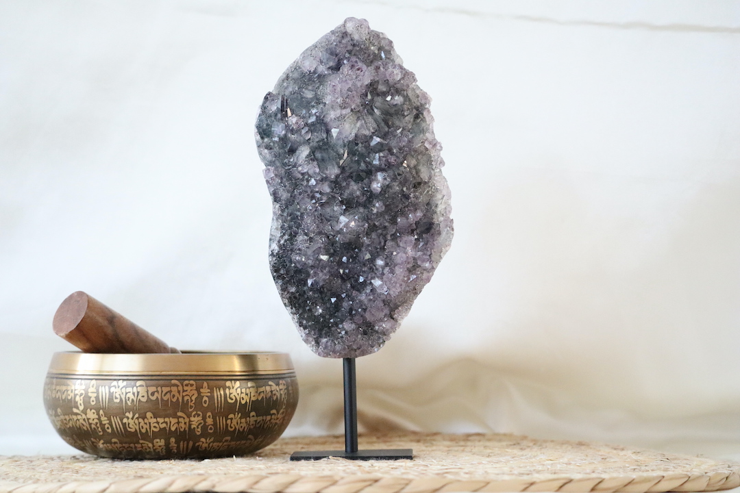 Bijzondere Amethist op standaard met diagonaal gegroeide kristalpunten, blauw-paarse tint door chloriet en zwarte hollandietinsluitsels, 782 gram.