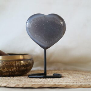 Druzy agaat met kwarts op standaard in hartvorm met zachte kristallen en gepolijste agaatlagen, 448 gram.