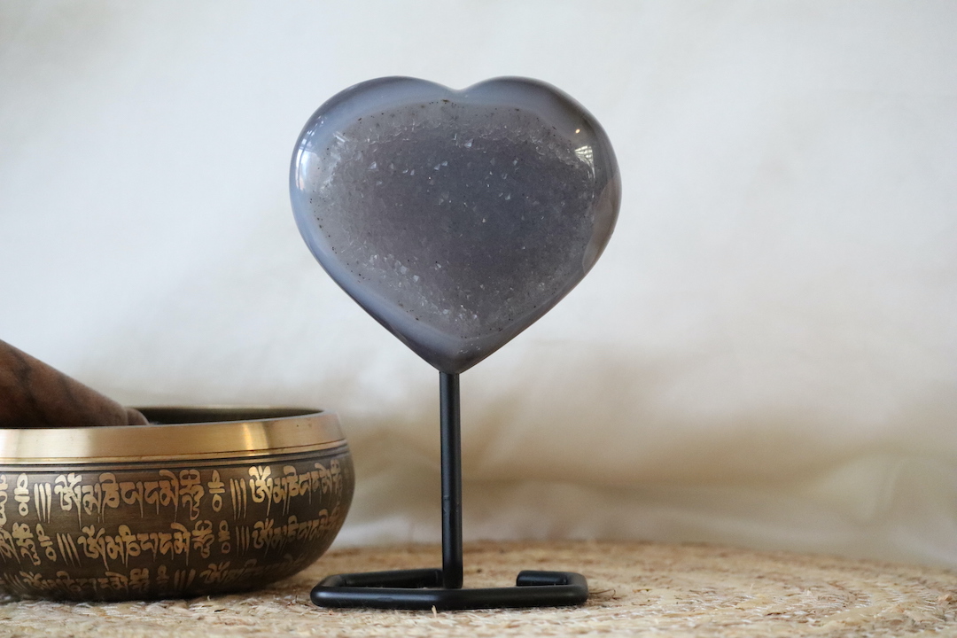 Druzy agaat met kwarts op standaard in hartvorm met zachte kristallen en gepolijste agaatlagen, 448 gram.