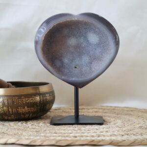 Druzy agaat op standaard met zacht kristaloppervlak en gepolijste agaatrand, natuurstuk van 706 gram met lichte beschadiging.