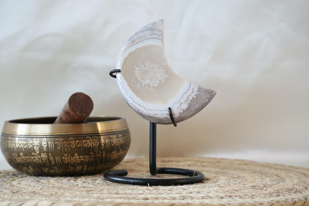 Druzy agaat maan op standaard met licht kristalmidden, zeldzame lichte banding en kwartsstructuur, 402 gram.